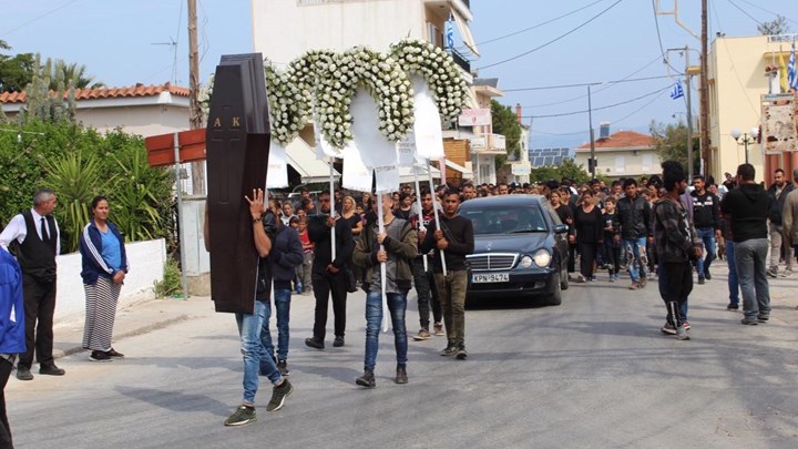 «Θα γίνω φονιάς αν δεν βρούμε δικαιοσύνη» – Οργή των συγγενών στην κηδεία του 52χρονου