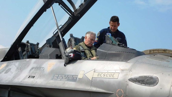Ο Αρχηγός ΓΕΕΘΑ έστειλε μήνυμα στην Τουρκία: Πέταξε με F-16 στη Λήμνο – ΦΩΤΟ