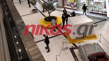 «Βουτιά» θανάτου για γυναίκα σε εμπορικό κέντρο στο Μαρούσι – ΦΩΤΟ