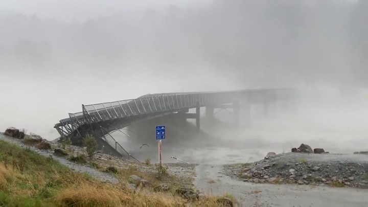 Έντονη κακοκαιρία στη Νέα Ζηλανδία – Γέφυρα καταρρέει από τα ορμητικά νερά -ΒΙΝΤΕΟ