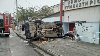 Σοβαρό τροχαίο στη Λάρισα – Αναποδογύρισε αυτοκίνητο – ΦΩΤΟ