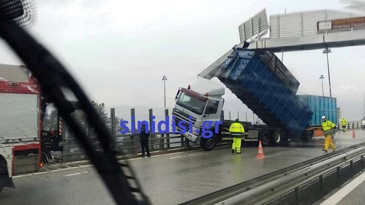 Νταλίκα καρφώθηκε σε πινακίδα στη γέφυρα Ρίου – Αντιρρίου – ΦΩΤΟ
