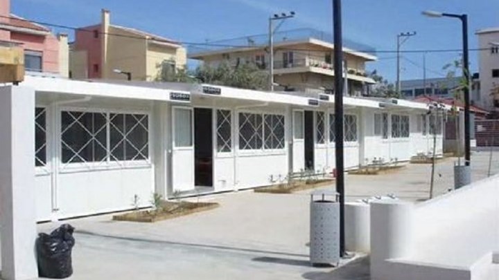 Αγανακτισμένοι οι γονείς μαθητών του 4ου δημοτικού σχολείου Μαρκοπούλου: Τα παιδιά μας κάνουν μάθημα σε κοντέινερ εδώ και 10 χρόνια
