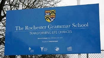 Μαθήτριες γυμνασίου θέλησαν να “ξεκάνουν” την αλλεργική καθηγήτριά τους με… καρύδια – BINTEO