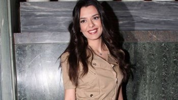 Το ντεκολτέ της Νικολέττας Ράλλη προκάλεσε «εγκεφαλικά» –  ΦΩΤΟ