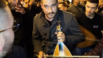 Φοιτητές από την Κρήτη τραγούδησαν για τη Μακεδονία στο κέντρο της Αθήνας – ΦΩΤΟ