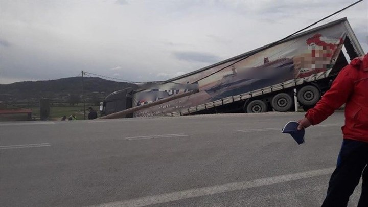 Νταλίκα παρασύρθηκε από ισχυρούς ανέμους και κατέληξε σε χωράφι – ΦΩΤΟ