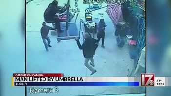 Τον πήρε και τον… σήκωσε ο αέρας – Προσπαθούσε να κρατήσει την ομπρέλα και απογειώθηκε – ΒΙΝΤΕΟ