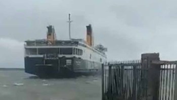 Με τη βοήθεια ρυμουλκού έδεσε το πλοίο της γραμμής στην Κρήτη – ΒΙΝΤΕΟ