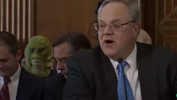 Το… πράσινο τερατάκι που παρουσιάστηκε στην ομιλία του υποψήφιου ΥΠ.ΕΣ. των ΗΠΑ – ΒΙΝΤΕΟ