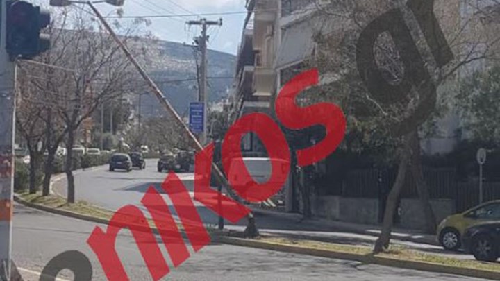 Κολόνα φωτισμού «κρέμεται» από καλώδια της ΔΕΗ στον Βύρωνα – ΦΩΤΟ αναγνώστη