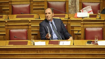 Ο Σταθάκης… “διακτινίστηκε”- Ανακοίνωσαν ότι είναι στο εξωτερικό και εκείνος καθόταν στα υπουργικά έδρανα – ΒΙΝΤΕΟ