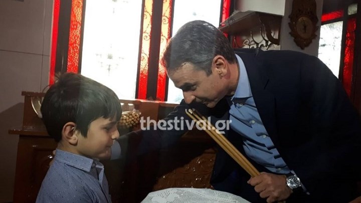 Στον Δενδροπόταμο ο Μητσοτάκης – Η υποδοχή από τον μικρό Ρομά – ΒΙΝΤΕΟ