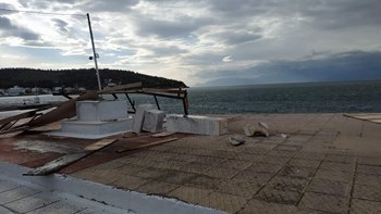 Θυελλώδεις άνεμοι στη Φωκίδα – Εξέδρα σηκώθηκε και γκρέμισε Ηρώο – ΒΙΝΤΕΟ