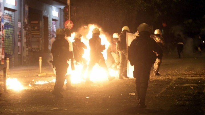 Επίθεση με μολότοφ εναντίον των ΜΑΤ στα Εξάρχεια