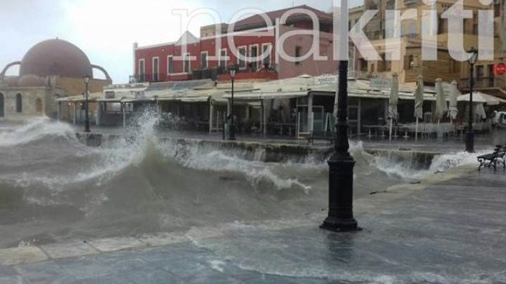 Τεράστια κύματα «σκέπασαν» το λιμάνι των Χανίων – ΦΩΤΟ