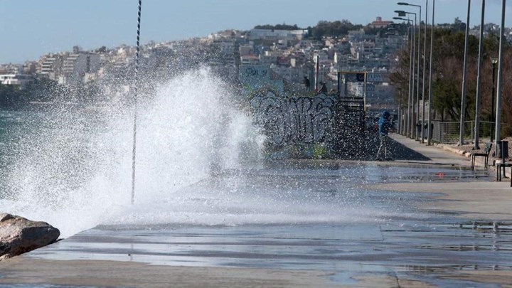 Θυελλώδεις άνεμοι “σαρώνουν” τη χώρα – Οι ριπές άγγιξαν τα 150χλμ. την ώρα