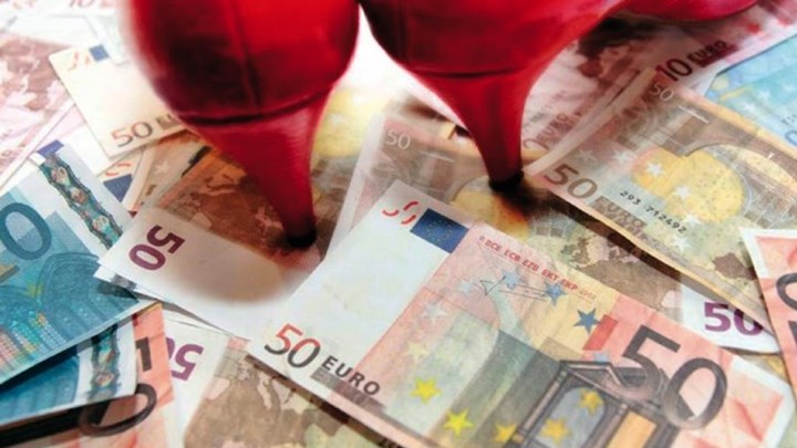 Γυναίκα “αράχνη” άρπαξε 120.000 ευρώ από οικογενειάρχη στη Ρόδο – Τον έπεισε να επενδύσει σε στριπ μπαρ