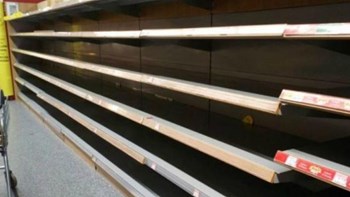 Εν μέσω αβεβαιότητας για το Brexit: Οι Βρετανοί αδειάζουν τα σούπερ μάρκετ από παυσίπονα και χαρτιά υγείας