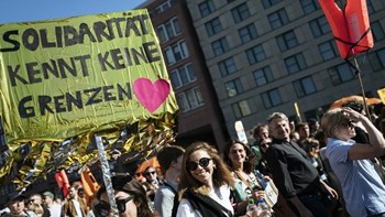 Οι Γερμανοί στους δρόμους εναντίον του νομοσχεδίου για τις απελάσεις μεταναστών