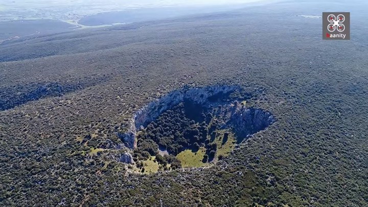 Μυστηριώδης κρατήρας στη Βοιωτία διχάζει τους επιστήμονες – ΒΙΝΤΕΟ