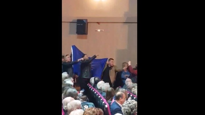 Ακροδεξιοί επιχείρησαν με συνθήματα να διακόψουν την ομιλία Μητσοτάκη στη Βέροια – ΒΙΝΤΕΟ