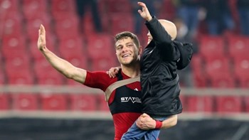 Συγκίνησε ο Κούτρης: Έπαιξε με παιδί που δίνει μάχη για τη ζωή – ΦΩΤΟ