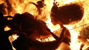 Las Fallas: Το εκρηκτικό “Φεστιβάλ της Φωτιάς” στη Βαλένθια – ΦΩΤΟ – ΒΙΝΤΕΟ