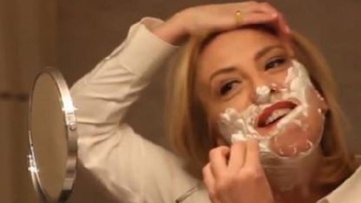 Γιατί… ξυρίστηκε η Δούρου – ΒΙΝΤΕΟ