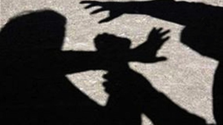 Χτύπησε την έγκυο σύντροφό του και έχασε το ένα μωρό από τα δίδυμα που κυοφορούσε