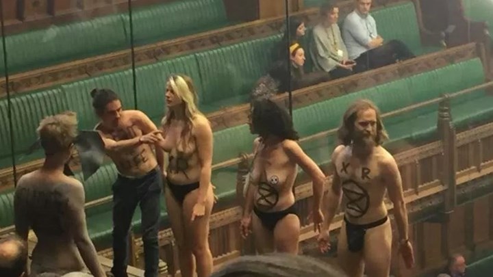 Γυμνή διαμαρτυρία στη βρετανική Βουλή – ΦΩΤΟ