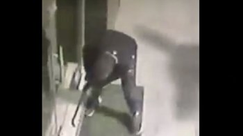 Καρέ-καρέ η ληστεία σε κατάστημα ρούχων στο Ωραιόκαστρο – ΒΙΝΤΕΟ