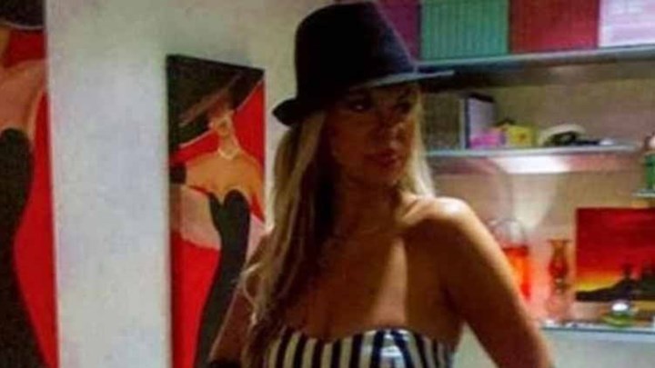 Η ξανθιά γραμματέας του Μπόλαρη που έγινε viral με τις φωτογραφίες της