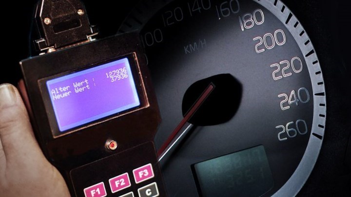 “Φρένο” στα πειραγμένα κοντέρ των ΙΧ – Πώς μέσω ΚΤΕΟ θα ελέγχονται οι ψεύτικες ενδείξεις