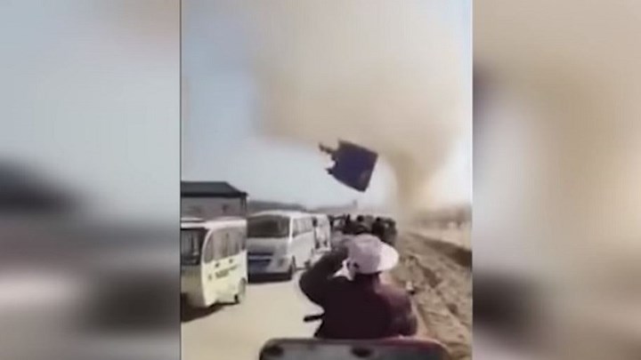 Ανεμοστρόβιλος παρέσυρε φουσκωτό κάστρο στην Κίνα – Δύο παιδιά νεκρά – ΒΙΝΤΕΟ