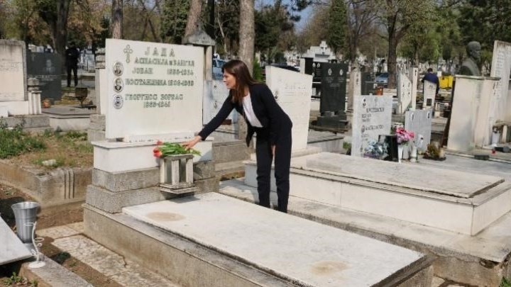 Λουλούδια στον τάφο του Αλέξη Ζορμπά άφησε η Μπέττυ Μπαζιάνα