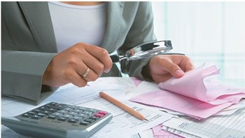 Μπαράζ κατασχέσεων σε λογαριασμούς από την ΑΑΔΕ το 2018 – Τι δείχνουν τα στοιχεία