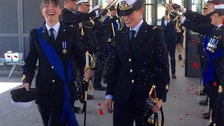 Υπουργικές ευχές για τον πρώτο γάμο μεταξύ γυναικών στο Πολεμικό Ναυτικό – ΒΙΝΤΕΟ