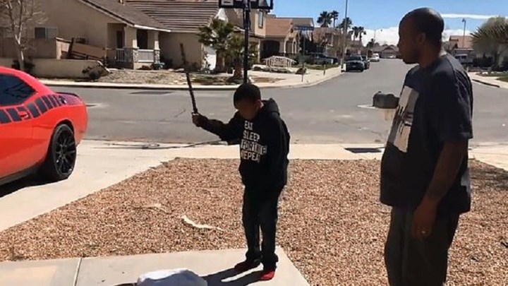 Πατέρας αναγκάζει τον γιο του να διαλύσει το Play Station… για να είναι επιμελής στα μαθήματά του – ΦΩΤΟ – ΒΙΝΤΕΟ