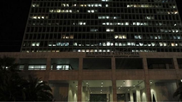 Αστυνομικός απειλούσε να πυροβολήσει πίσω από την ΓΑΔΑ