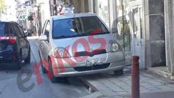 Δάσκαλε που δίδασκες και νόμο δεν εκράτεις: Αυτοκίνητο σχολής οδηγών παρκαρισμένο πάνω στο πεζοδρόμιo – ΦΩΤΟ αναγνώστη