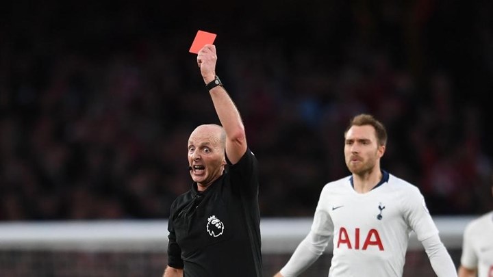 Ο Άγγλος διαιτητής που έχει δείξει 100 κόκκινες κάρτες και έγραψε ιστορία