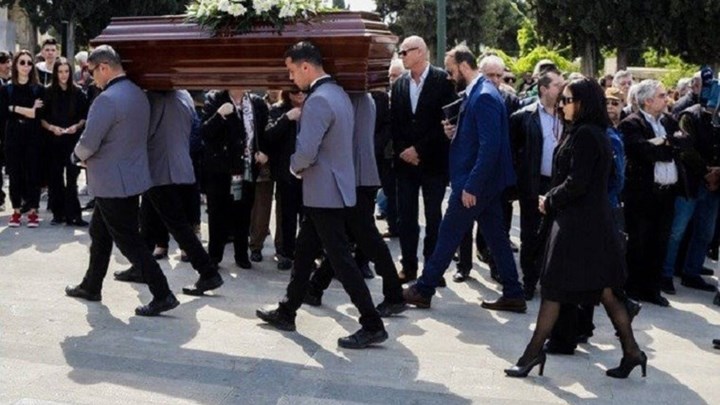 Συγκίνηση στο τελευταίο αντίο στον Βασίλη Λυριτζή – ΒΙΝΤΕΟ