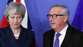 Tελεσίγραφο Γιούνκερ στη Μέι: Έχετε προθεσμία έως τις 12 Απριλίου