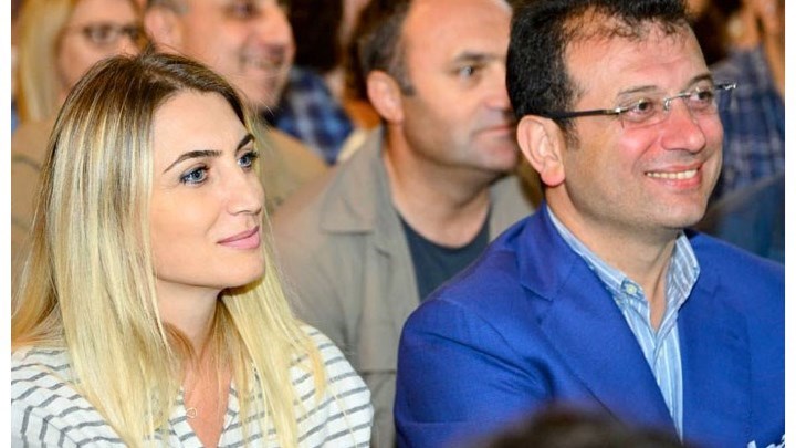Η εντυπωσιακή σύζυγος του υποψήφιου δημάρχου Κωνσταντινούπολης Εκρέμ Ιμάμογλου – ΦΩΤΟ