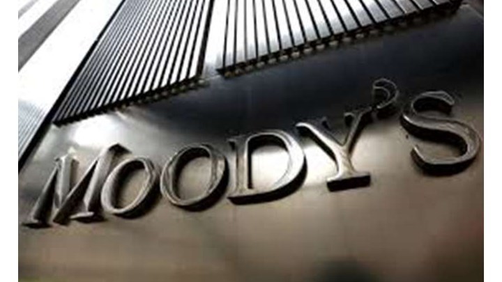 Moody’s: Γιατί η Ελλάδα και οι τράπεζες θα ωφεληθούν από το νέο πλαίσιο προστασίας της πρώτης κατοικίας