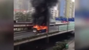 Λεωφορείο παίρνει φωτιά στη μέση του δρόμου-ΒΙΝΤΕΟ