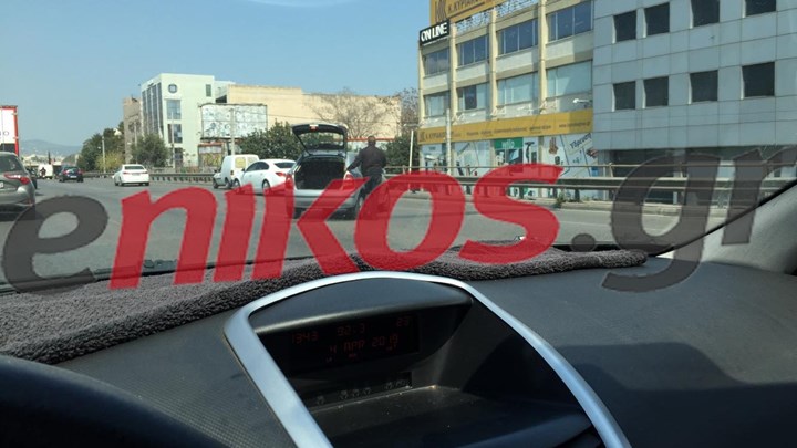 Κυκλοφοριακό κομφούζιο στην Εθνική οδό από ακινητοποιημένο αυτοκίνητο – ΦΩΤΟ αναγνώστη