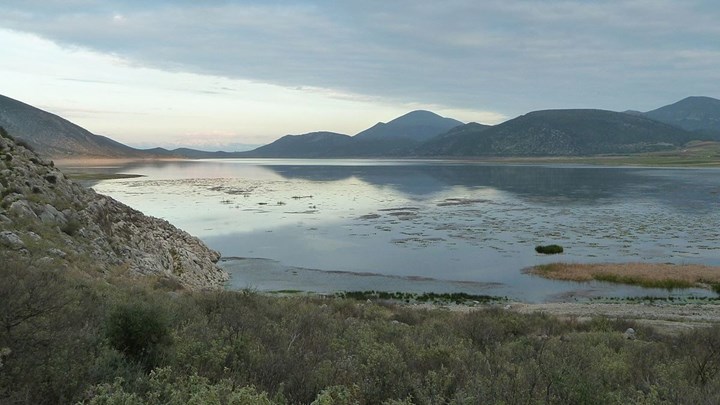 Ανεβαίνει επικίνδυνα η στάθμη της Παραλίμνης στη Χαλκίδα – Κίνδυνος για το κεντρικό αντλιοστάσιο