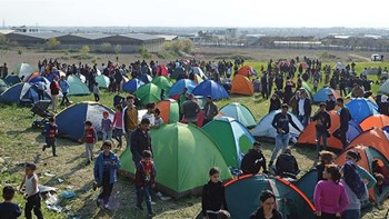 Παραμένουν στα Διαβατά οι πρόσφυγες – Ισχυρές αστυνομικές δυνάμεις στην περιοχή – ΒΙΝΤΕΟ